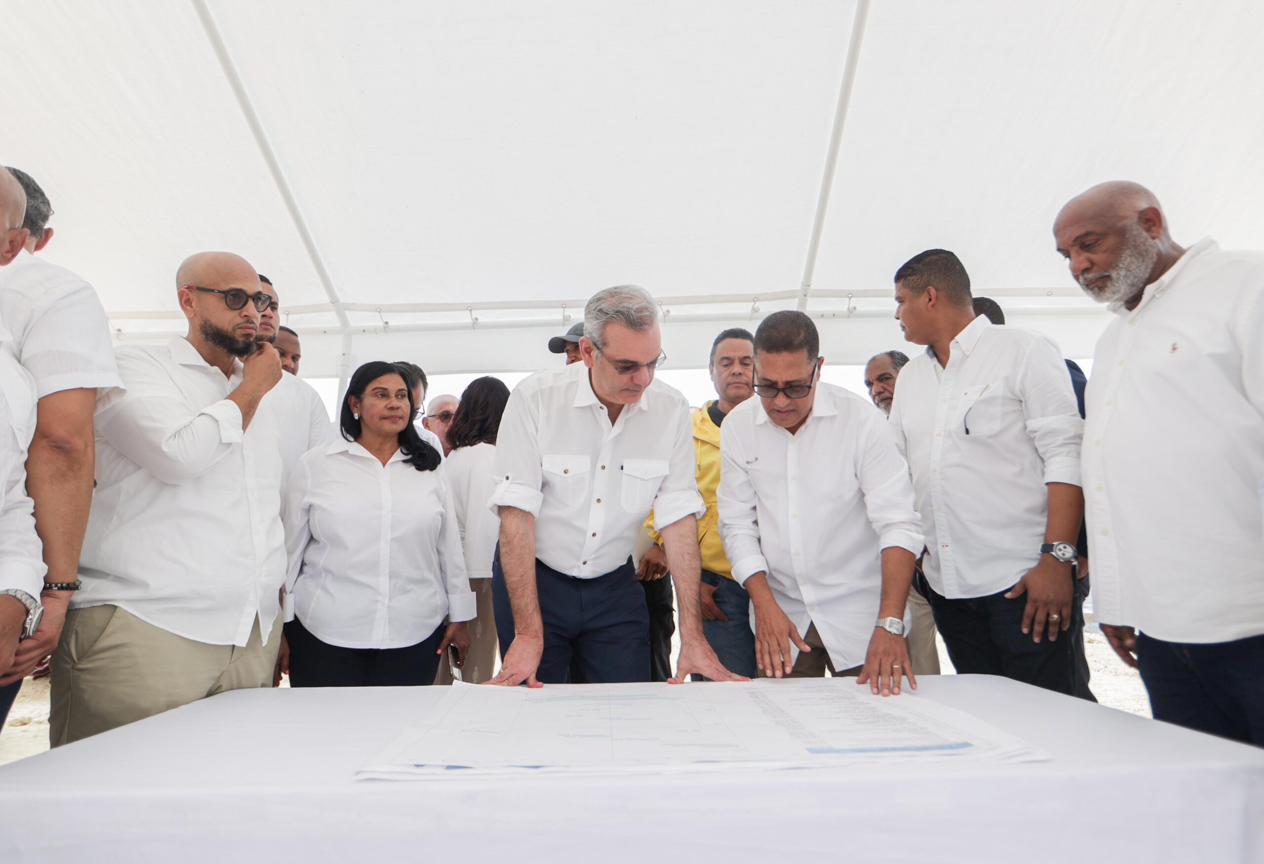 Abinader supervisa los trabajos del malecón de Nagua