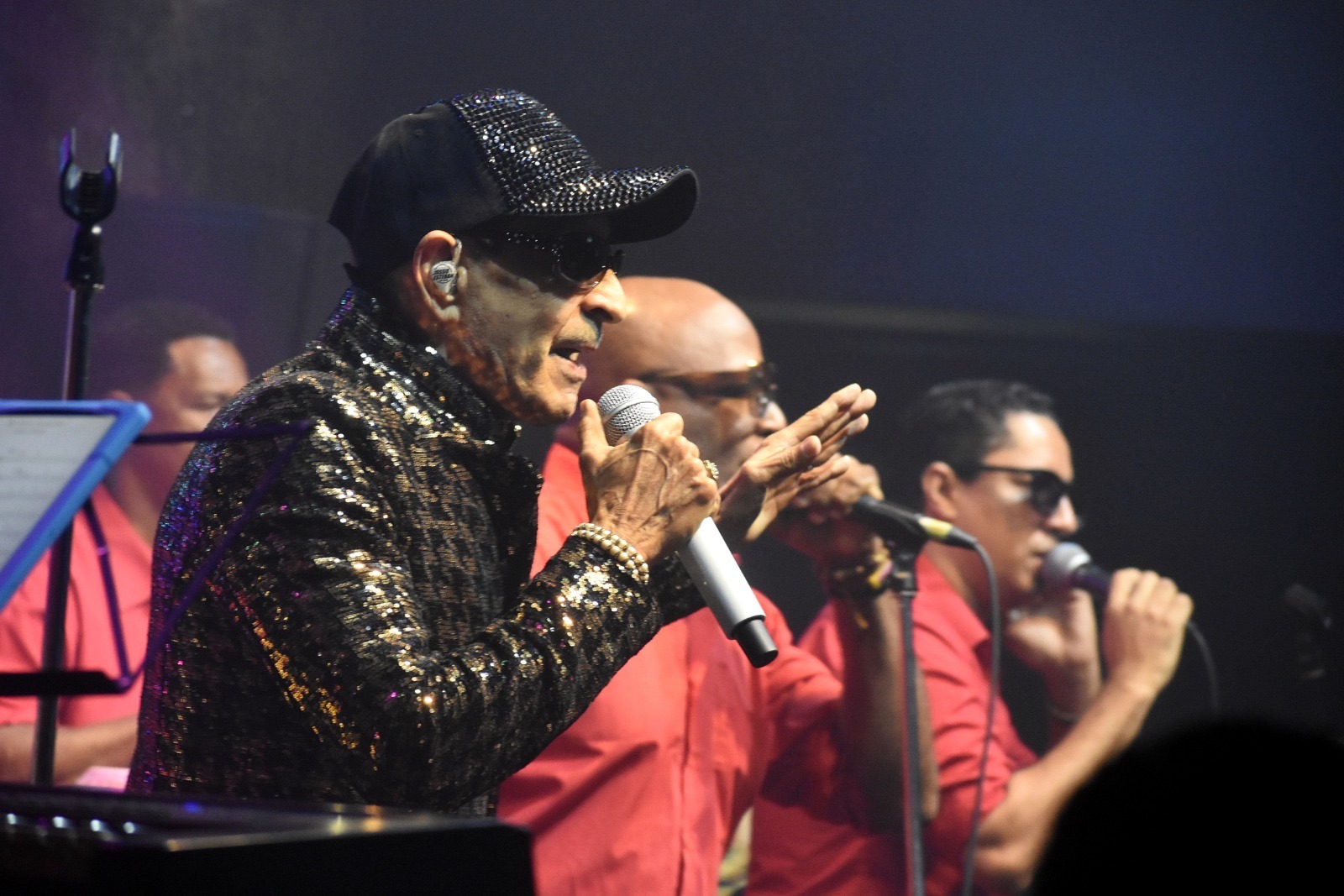 Jossie Esteban encanta en el ‘Aguinaldo Navideño’ de Lungomare Bar & Lounge"