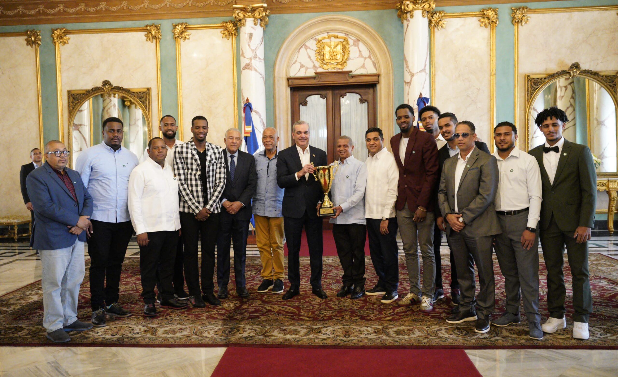 Abinader recibe al club Mauricio Báez, campeón del TBS del Distrito Nacional