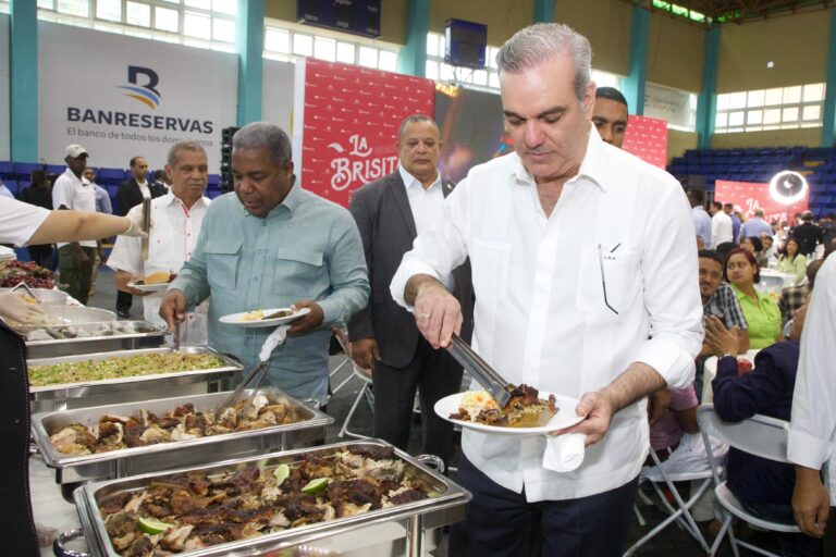 “Ya llegó la Brisita, ya llegó la Navidad”: Abinader inicia entrega de ...