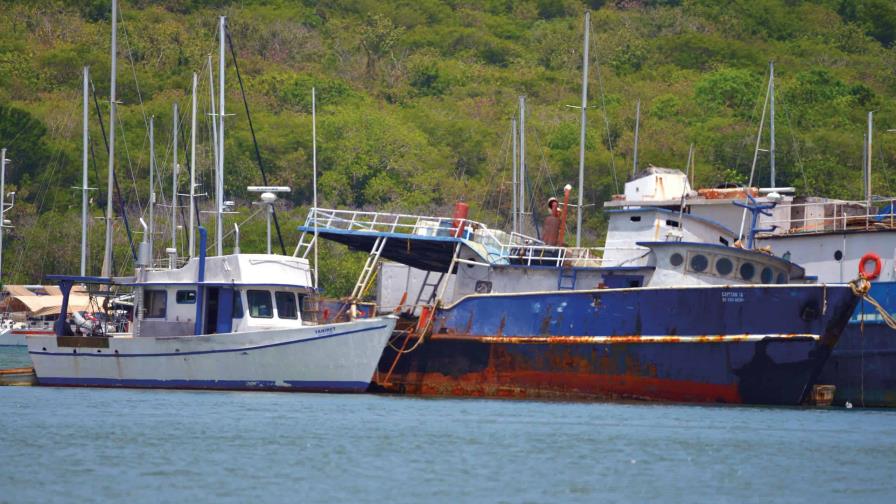 Barcos «pesqueros» señalados por contaminación ambiental habrían sido usados para transportar droga en Puerto Plata