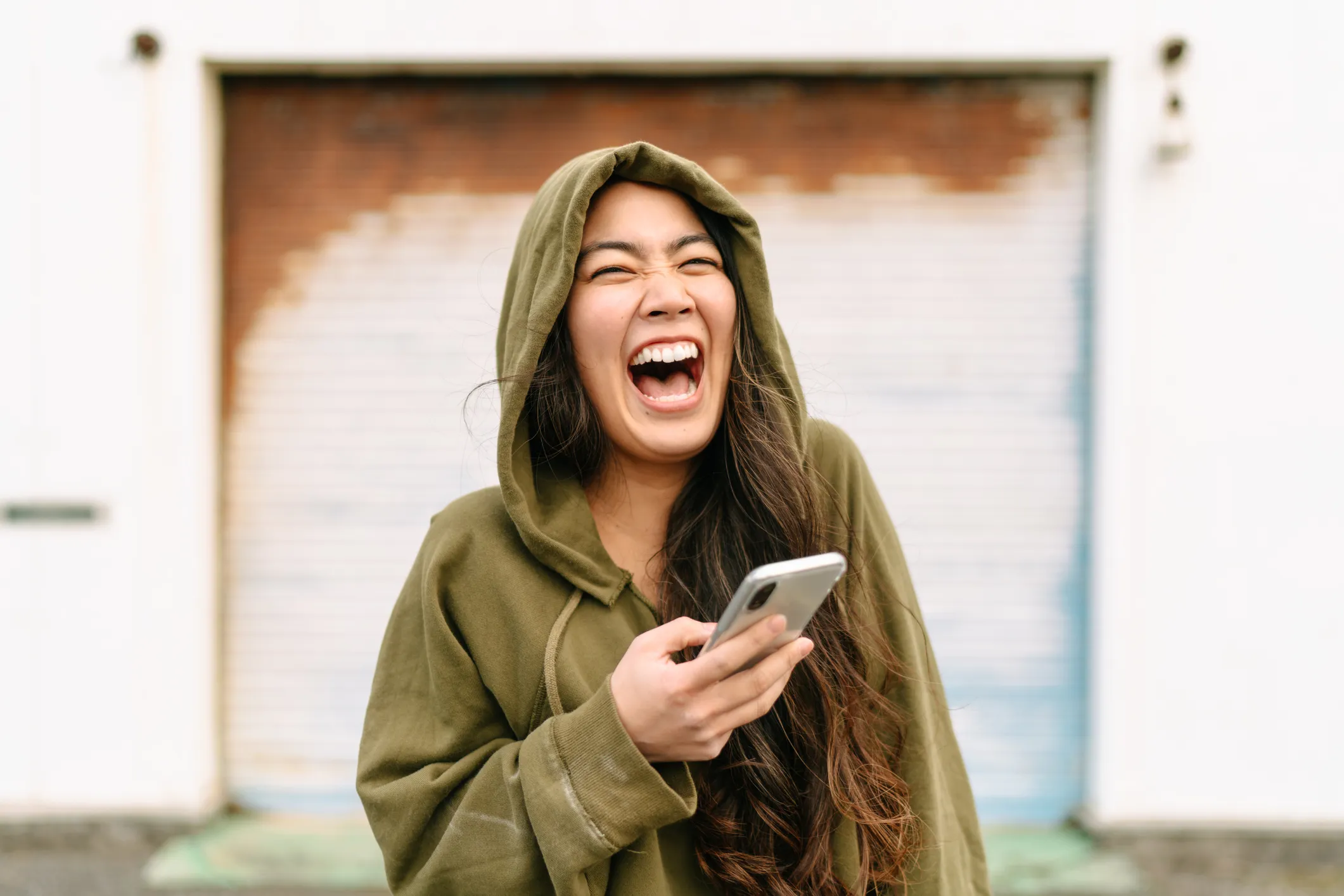 Adiós al "jajaja" para reírse cuando chateamos: la RAE indica cuál es la forma correcta