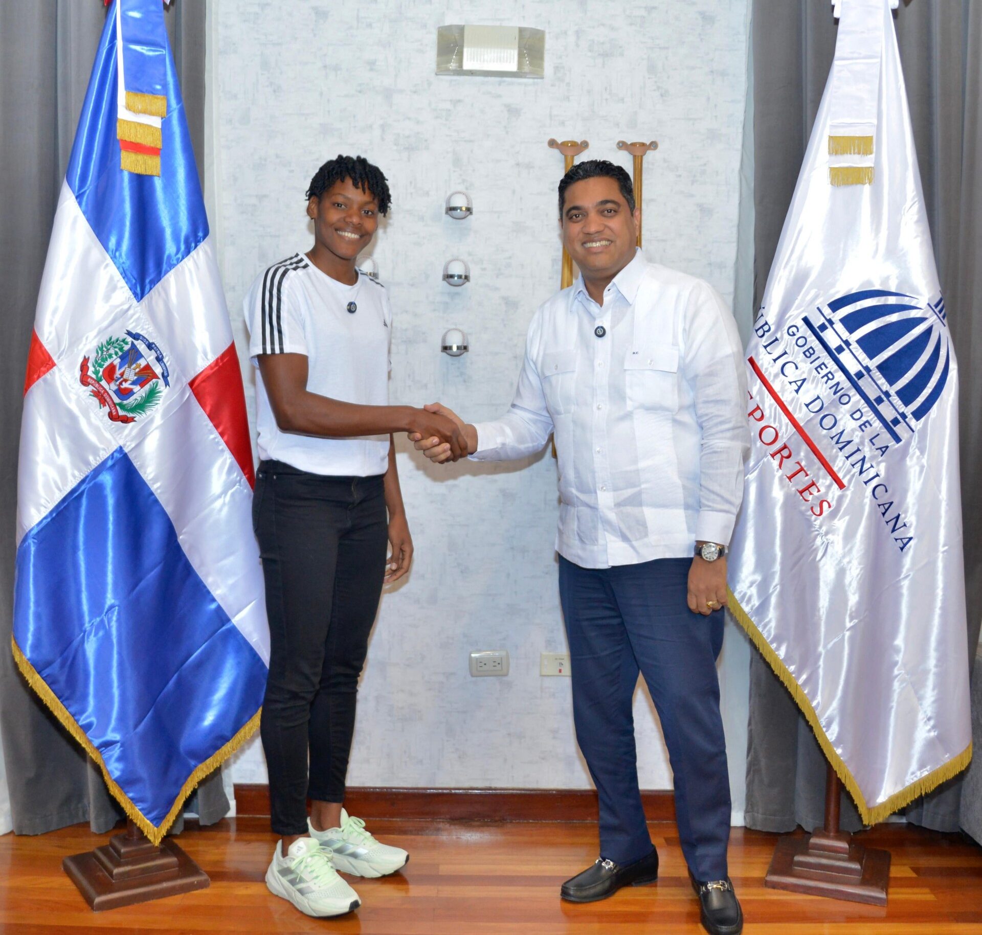 Ministro Kelvin Cruz resalta a Marileidy Paulino como “un referente” del deporte