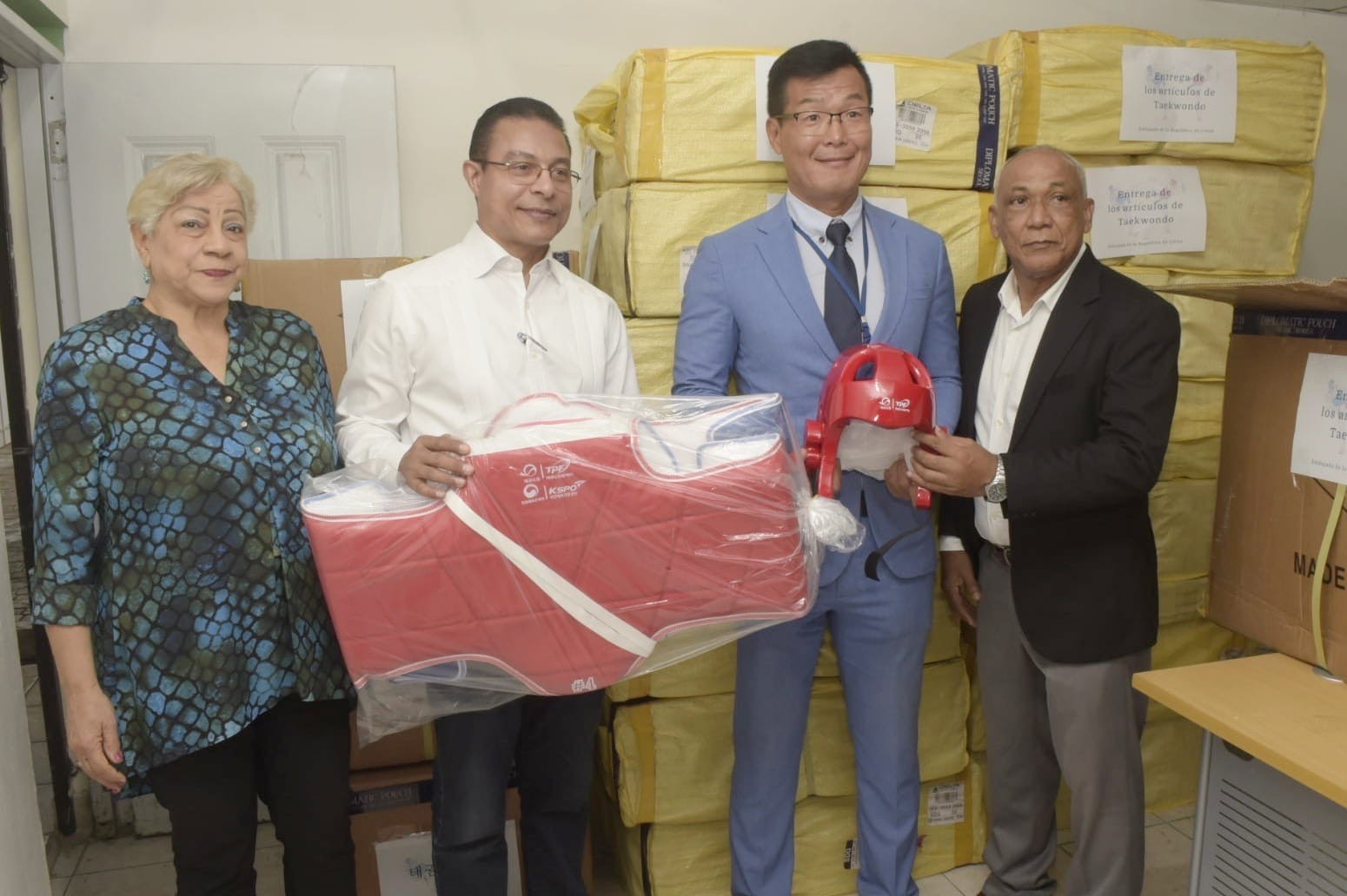Taekwondo RD recibe útiles deportivos de Embajada de Corea