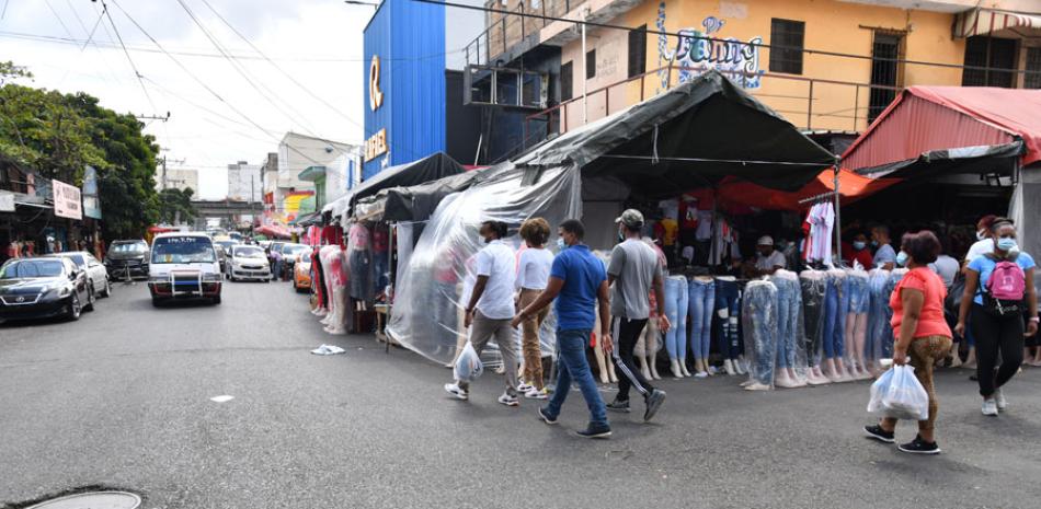 Comerciantes se quejan de poca venta de ropas para Navidad