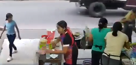 Mujer lanza caldero con aceite hirviendo a vendedora tras discusión por cuenta errada