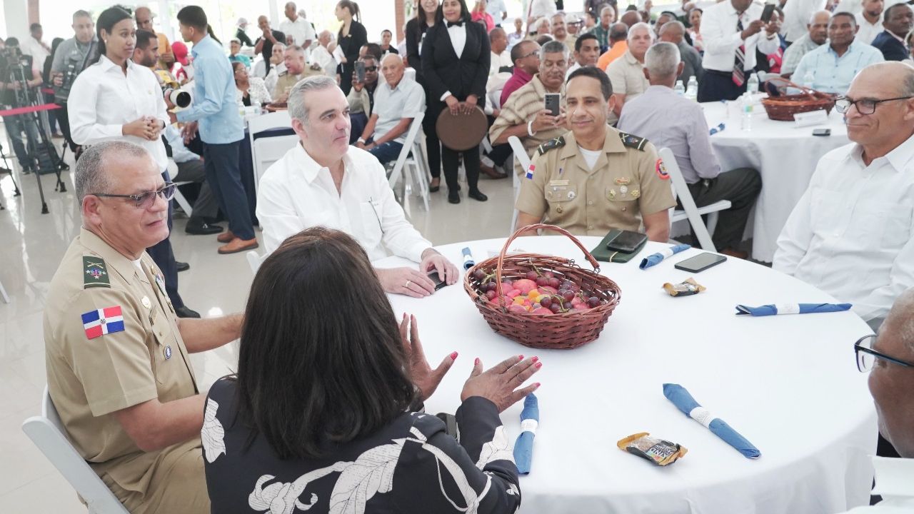 Abinader anuncia cobertura total de seguro de salud para miembros retirados de las FF.AA.