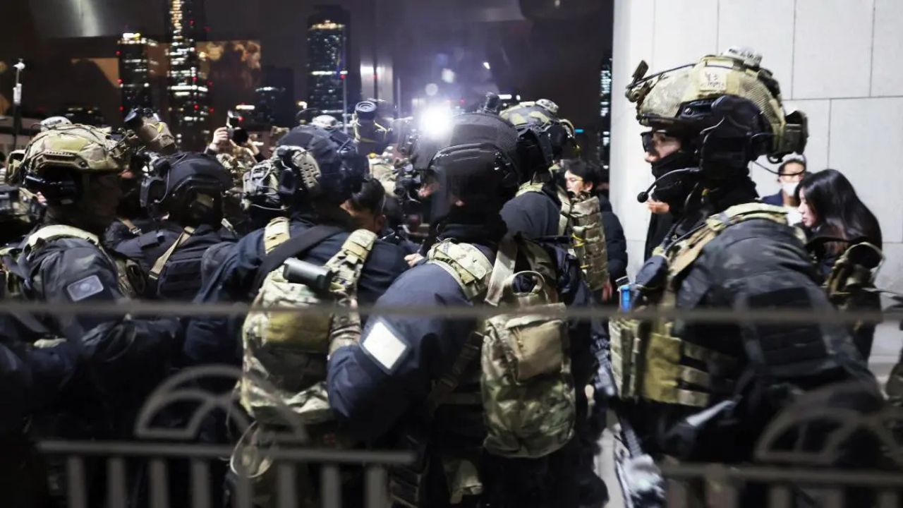 Miles de personas protestan contra la ley marcial frente a la Asamblea surcoreana