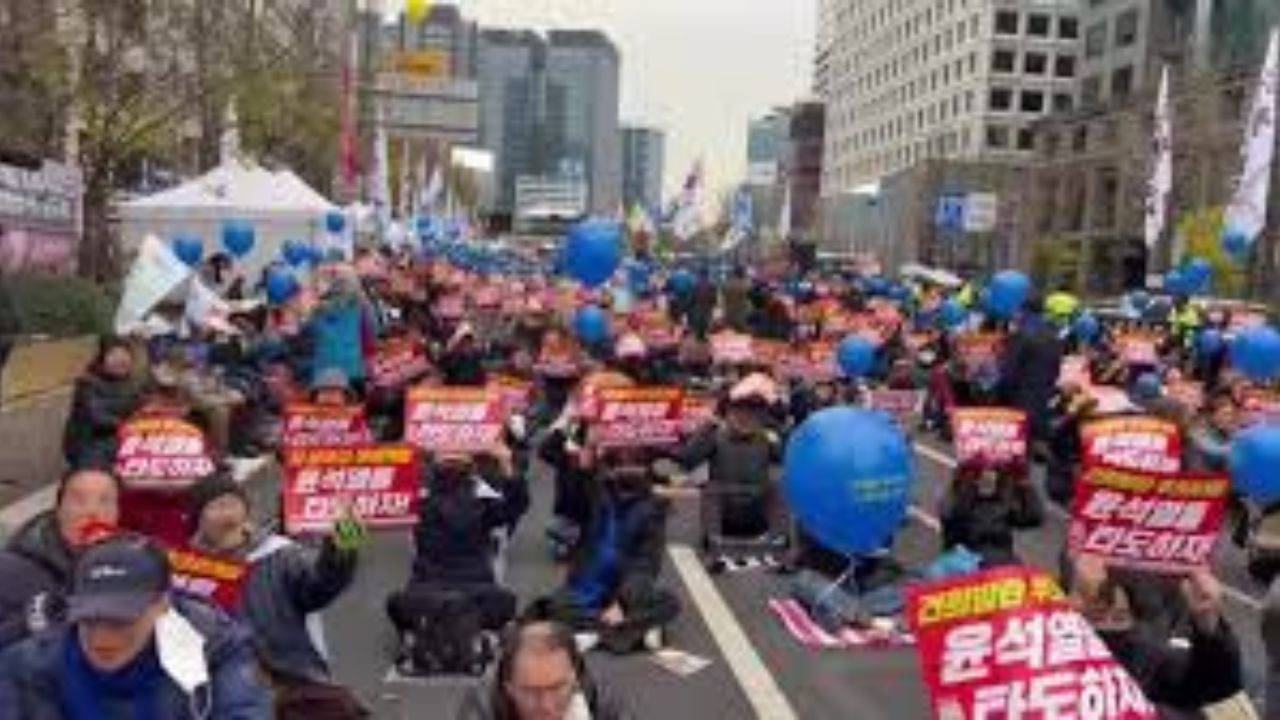 Manifestantes piden frente a la Asamblea surcoreana la dimisión de Yoon