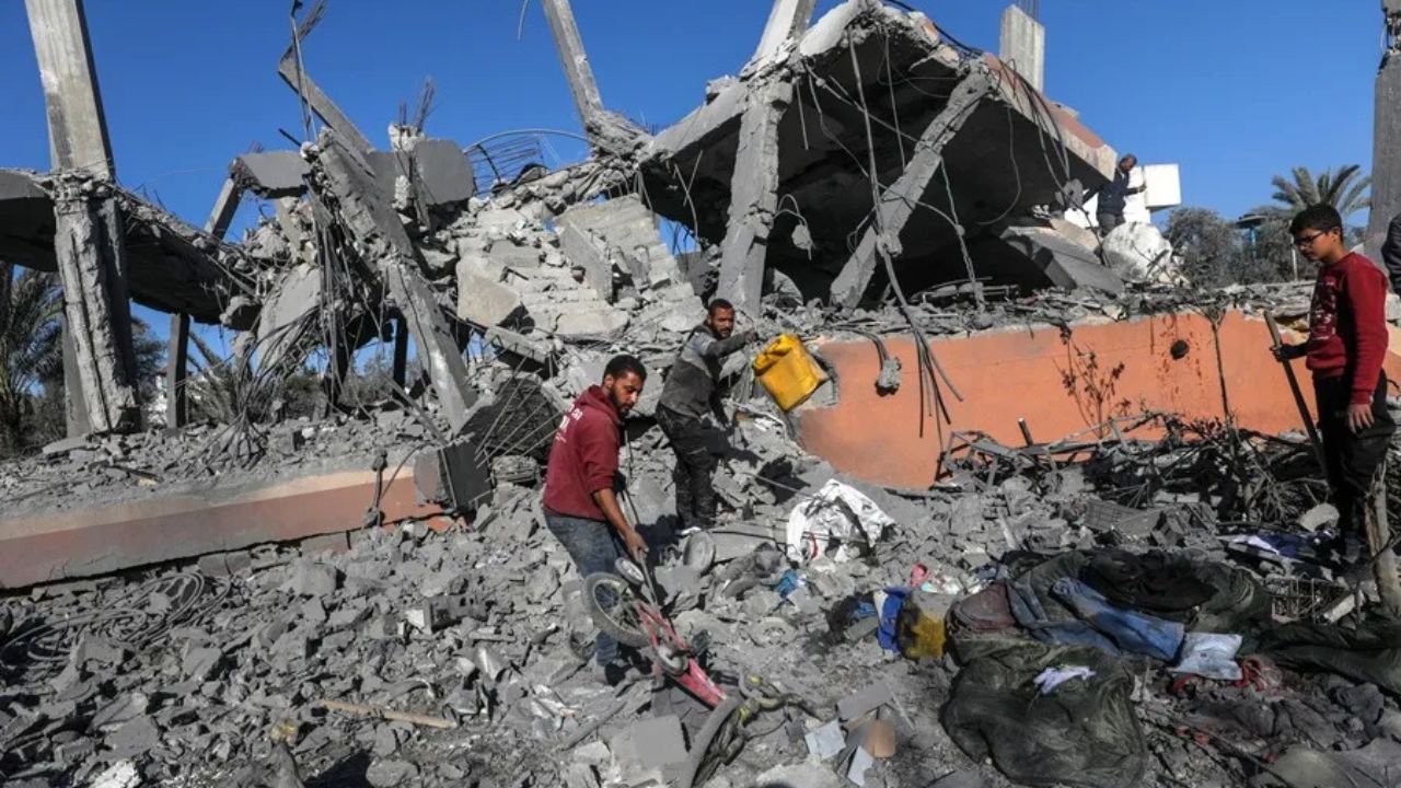 Al menos 20 muertos, entre ellos seis niños, en un bombardeo israelí en el centro de Gaza