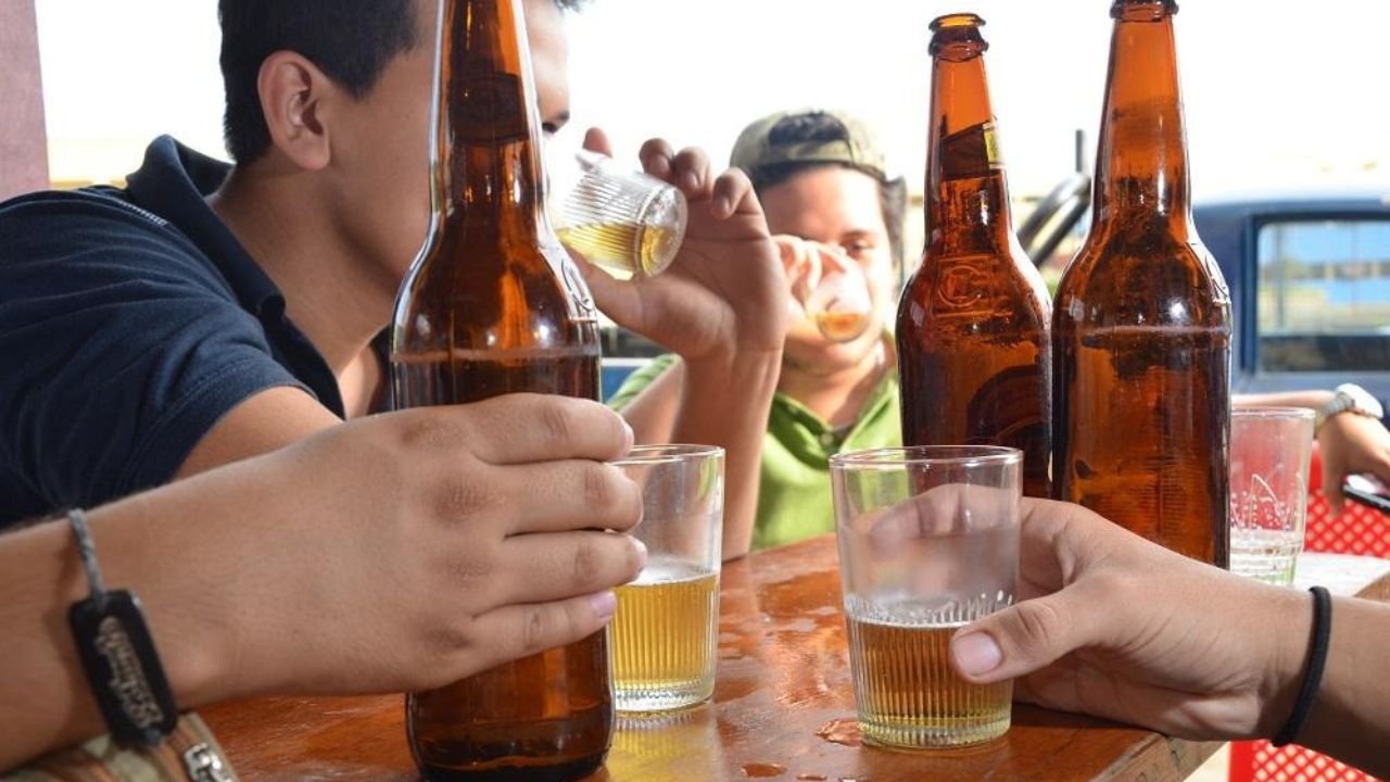 Se dañó el “teteo”: venta de bebidas alcohólicas durante Navidad y Año Nuevo no aplica para colmados