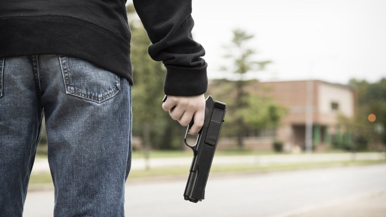 Los jóvenes de EEUU que presencian un tiroteo son más propensos a empezar a portar un arma