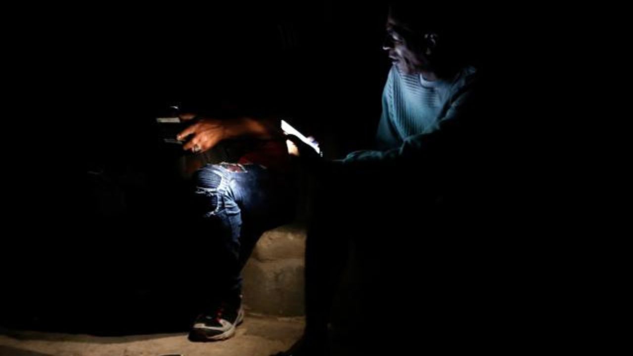 Cuba reconecta su sistema eléctrico, pero los largos apagones diarios persisten