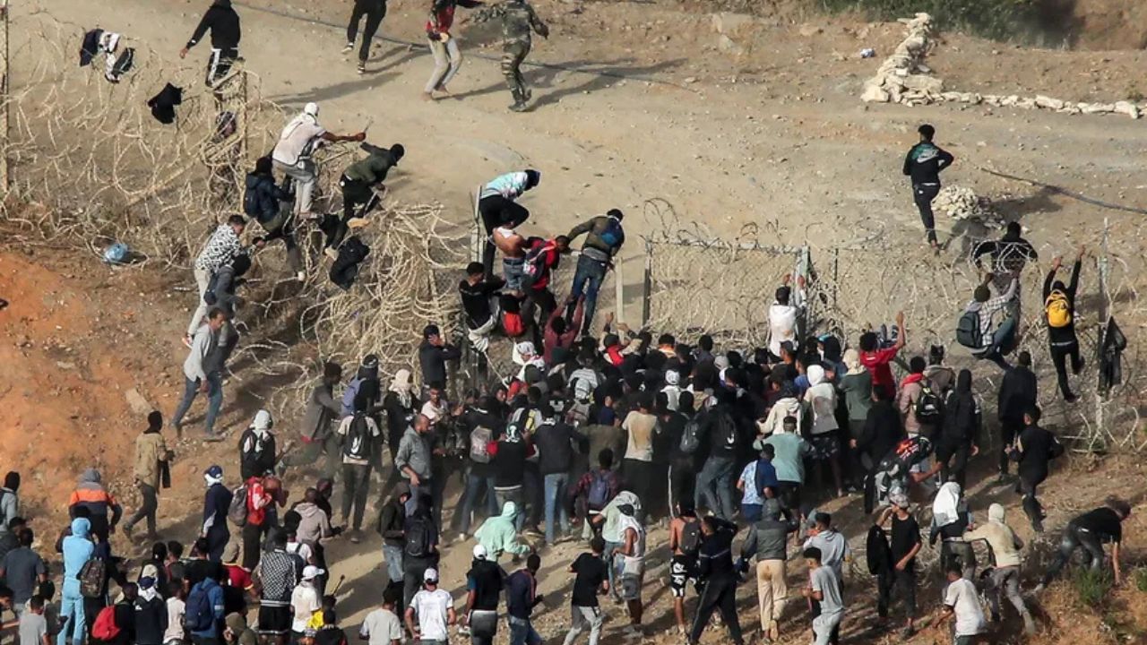 España busca regularizar miles de inmigrantes para combatir el envejecimiento de la población