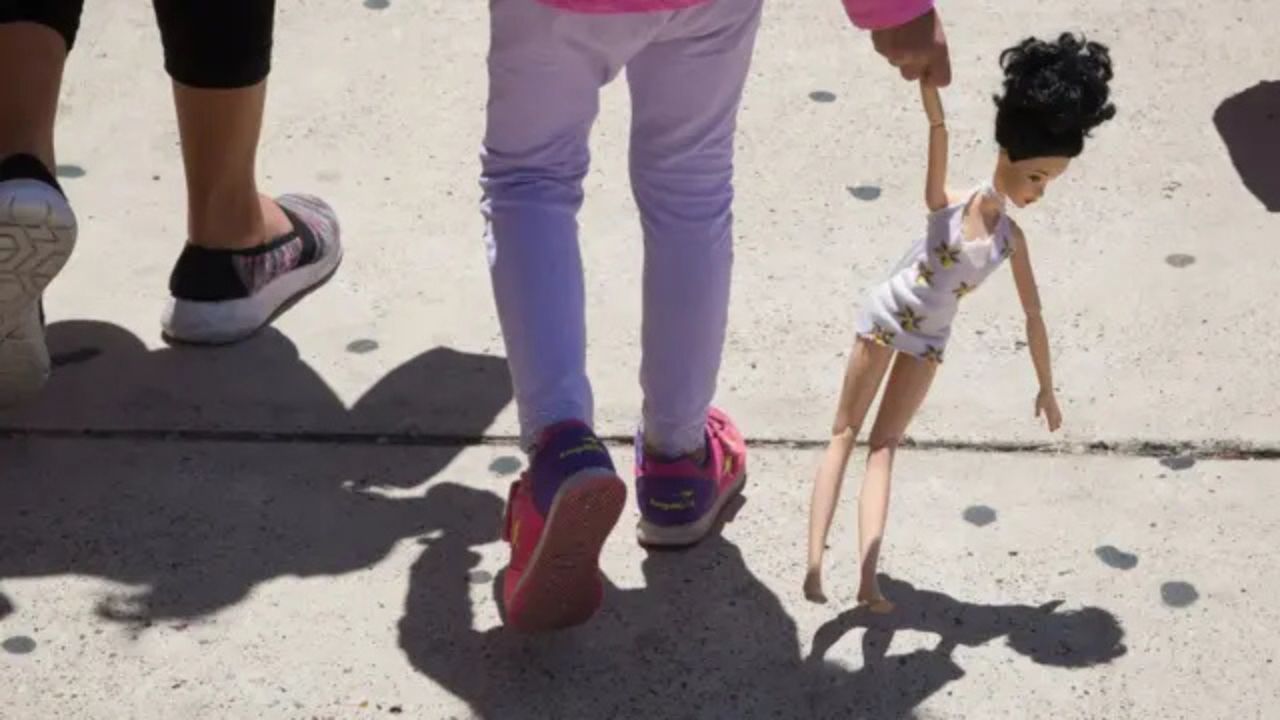 Unos 1,360 menores siguen sin ver a sus padres tras separación forzosa en frontera de EEUU
