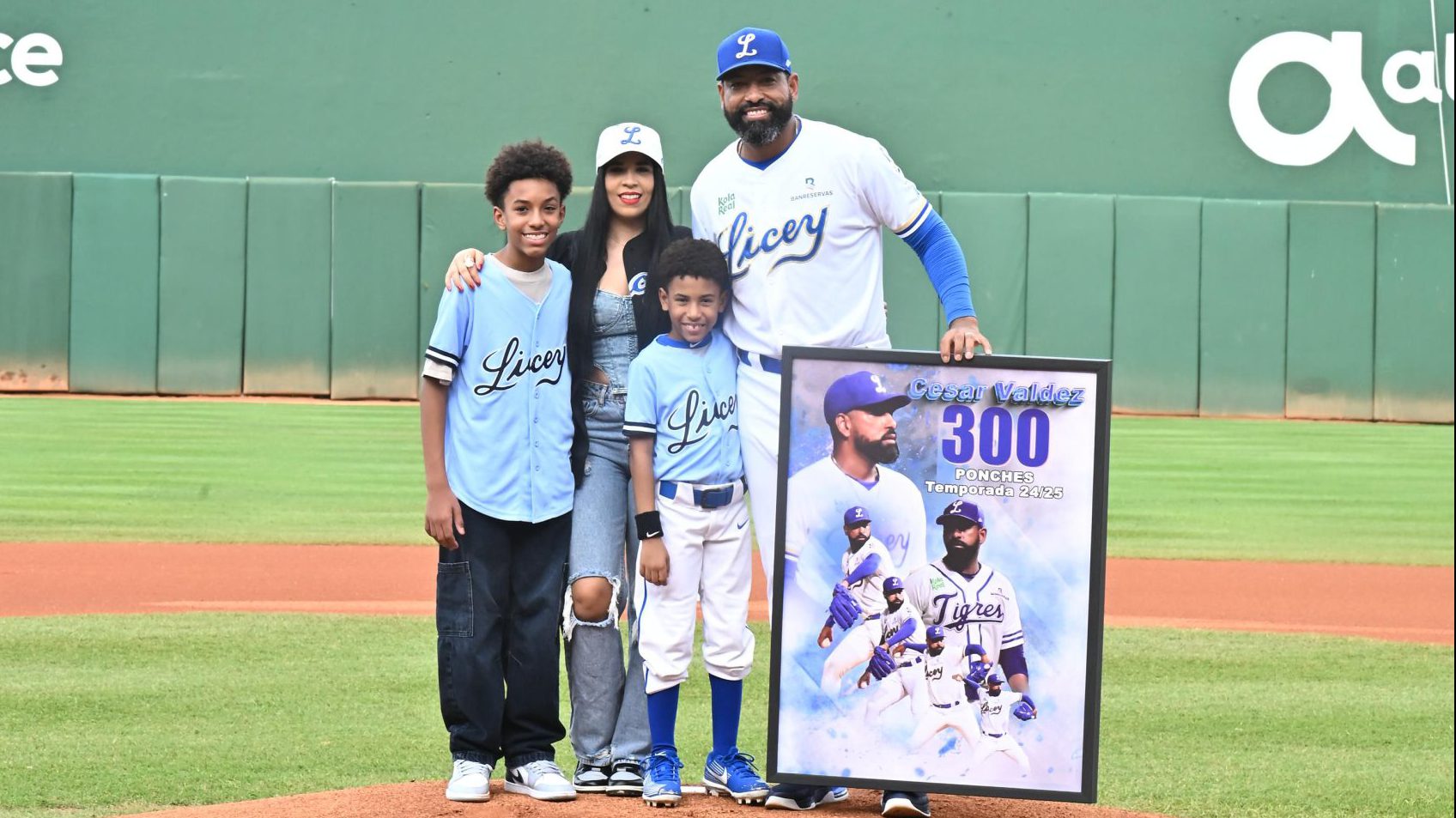 César Valdez es reconocido por los Tigres del Licey por alcanzar sus 300 ponches