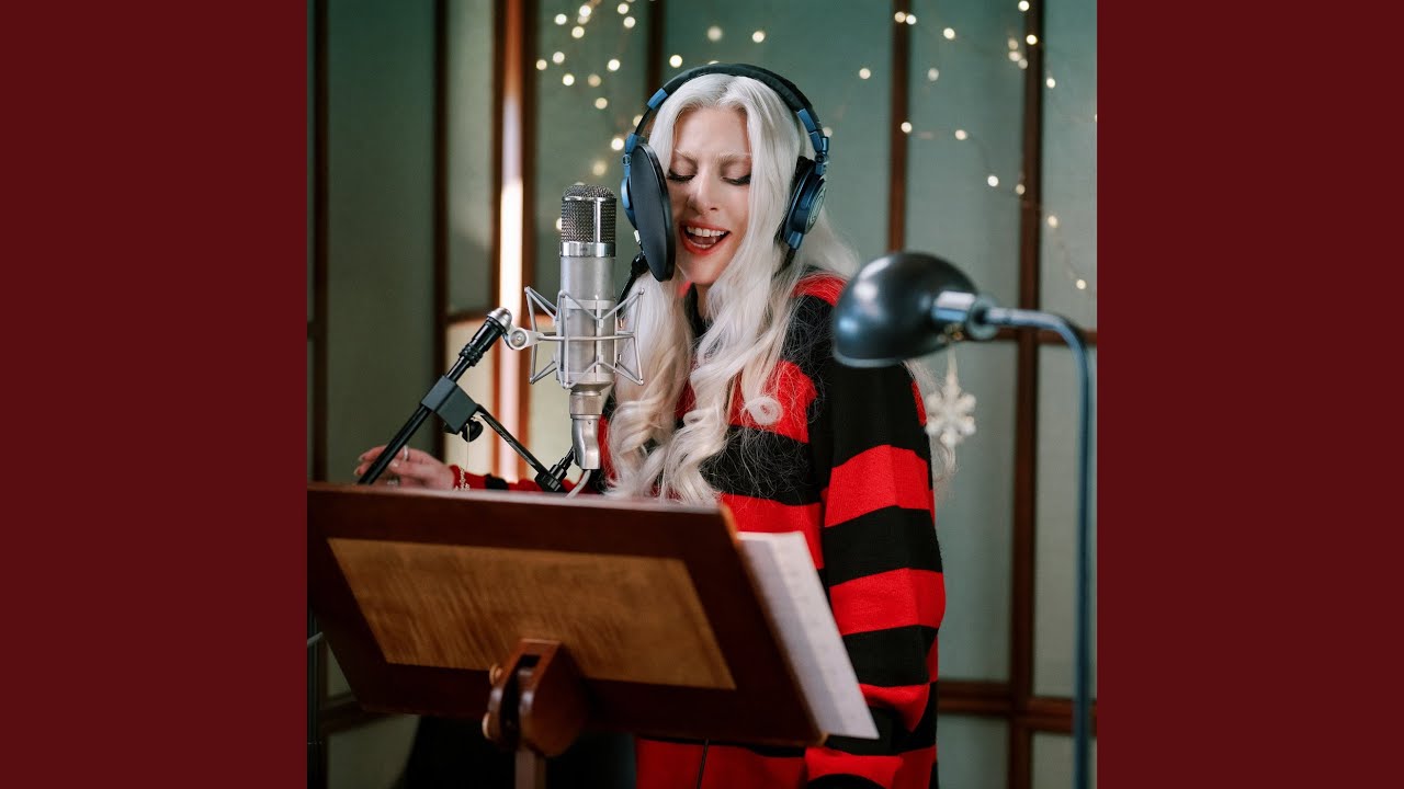 Lady Gaga se une a la moda navideña con una versión de 'Santa Claus is coming to town'