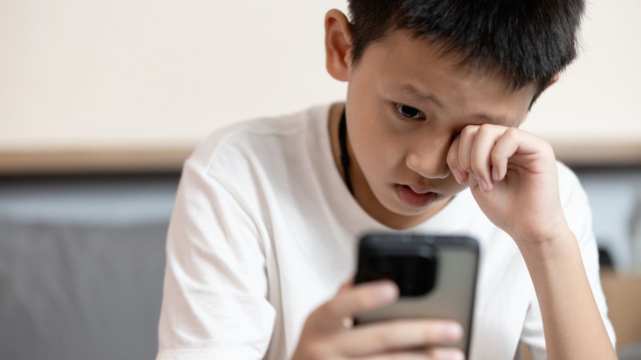 Sin móvil hasta los 16 años para proteger a la infancia, recomiendan expertos
