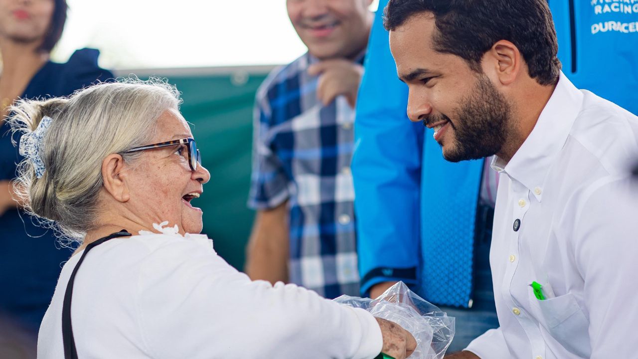 Omar Fernández entrega kits de alimentos a familias vulnerables