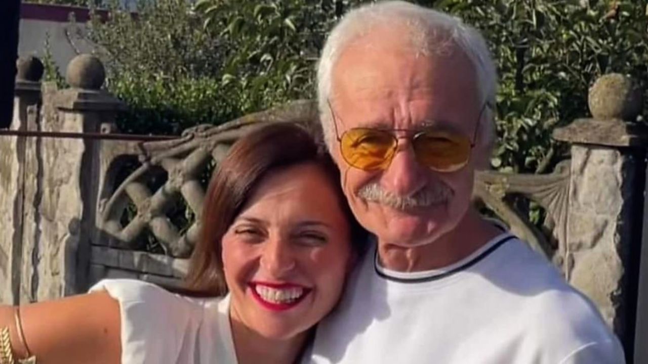 Mujer descubre que fue adoptada y su padre biológico había sido su amigo en Facebook durante años