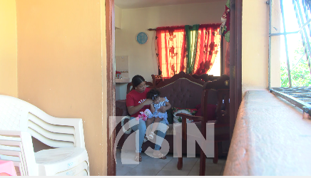 Sostenida por su inquebrantable fe, madre clama por ayuda para darle voz a su hija de dos años