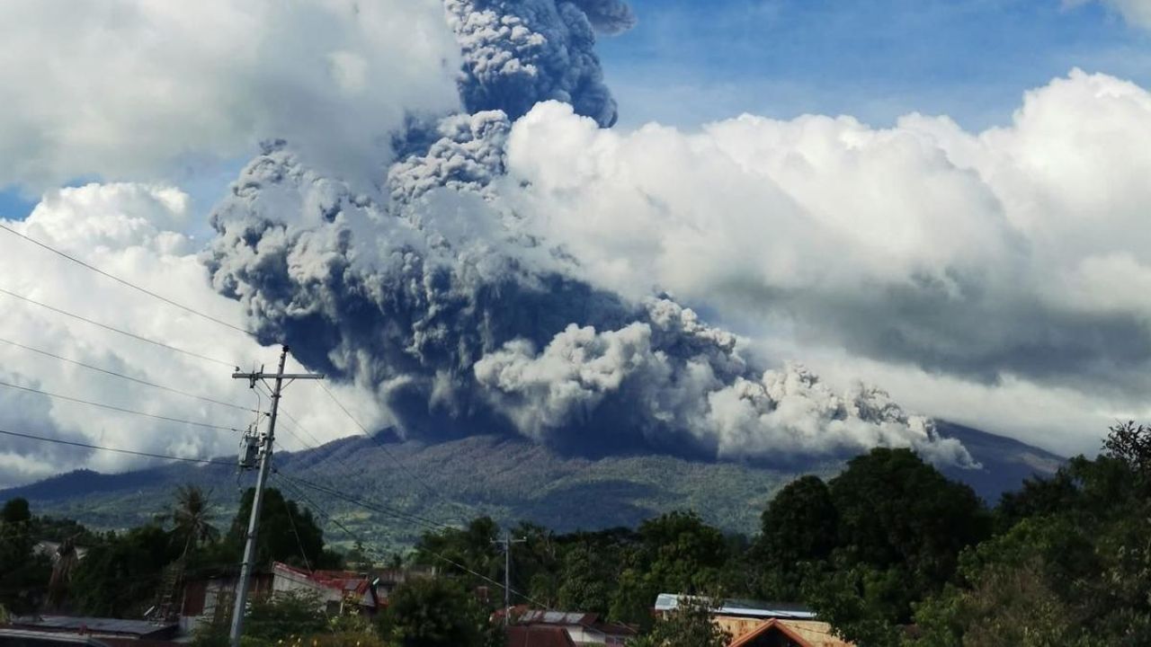 El volcán Kanlaon entra en erupción en Filipinas
