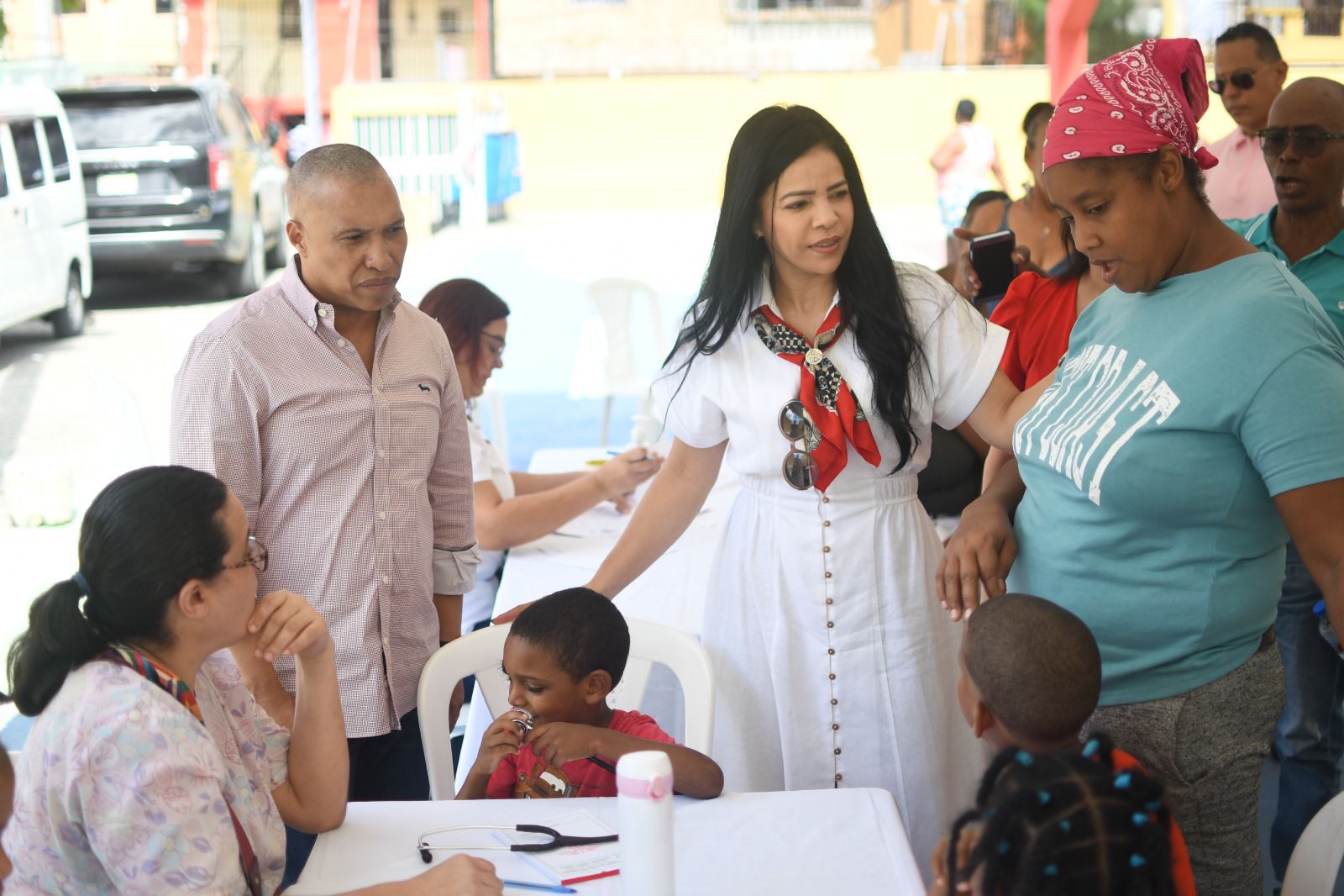 Diputado inicia actividades navideñas con amplio operativo médico en SDE