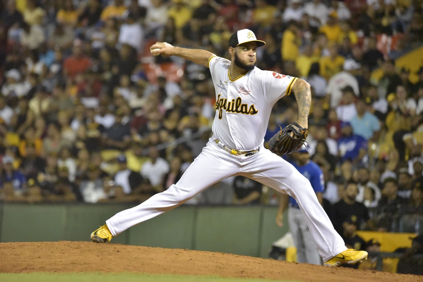 Águilas dejan tendidos en el terreno a los Tigres