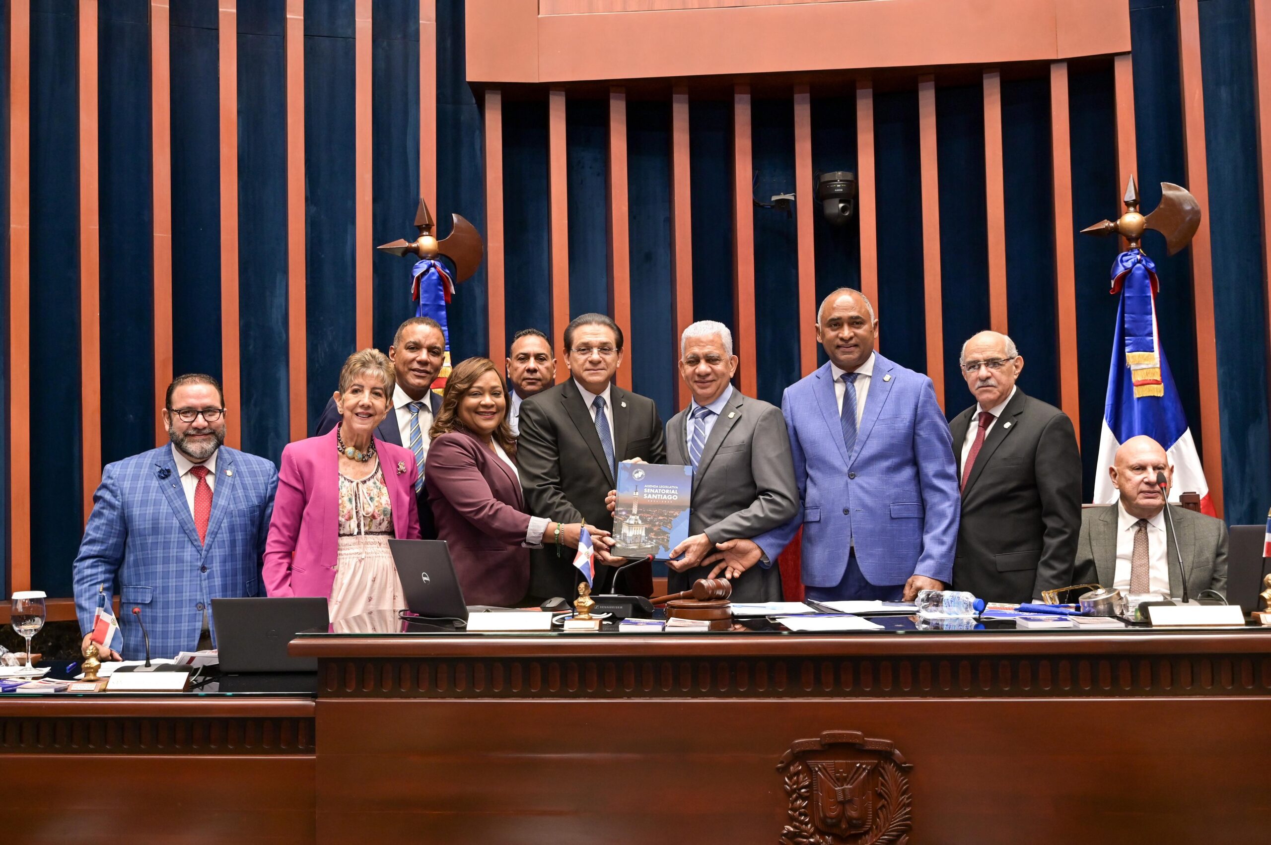 Senador presenta 16 resoluciones para mejorar infraestructuras y salud en Santiago