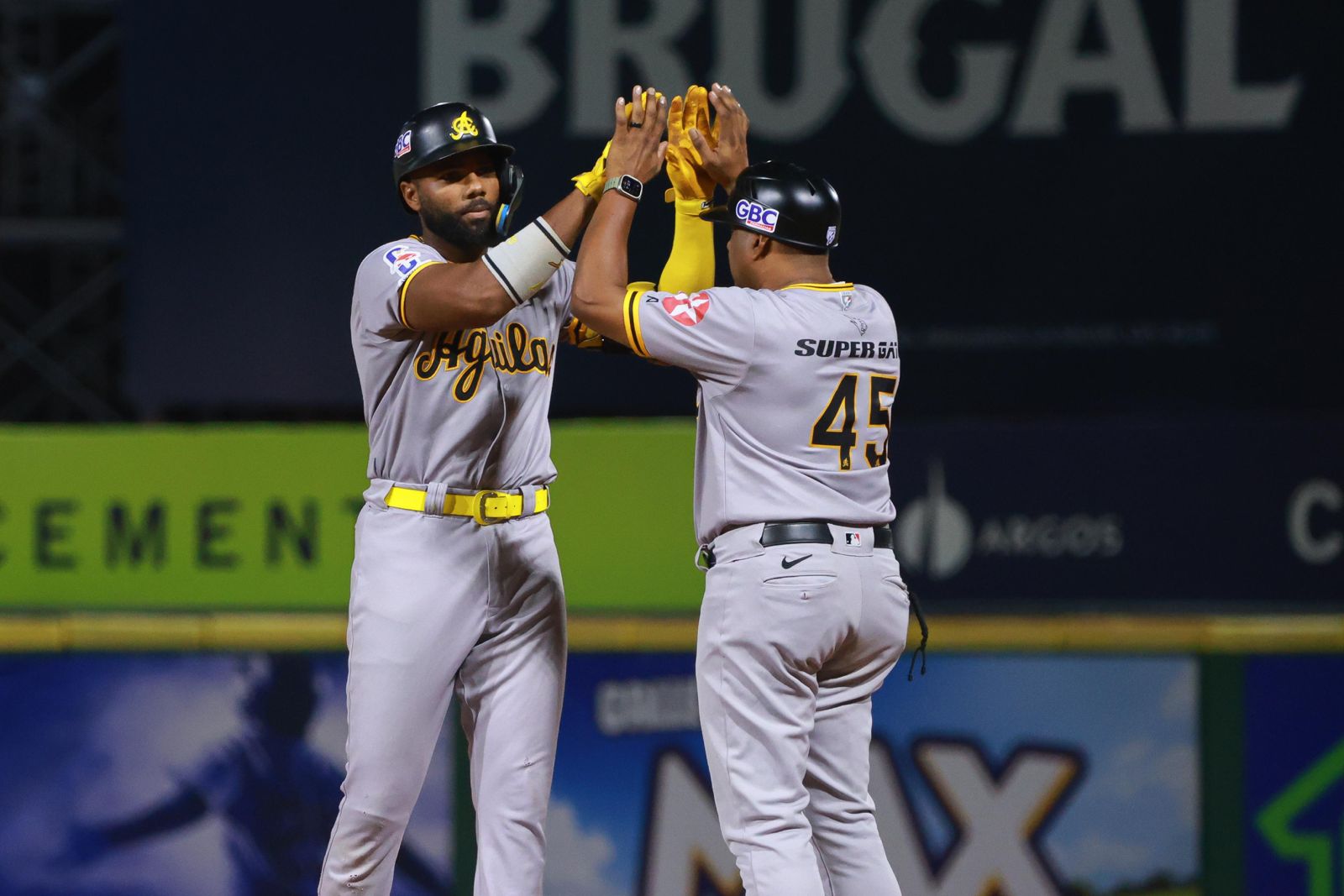 Águilas suben al segundo puesto con victoria sobre Leones