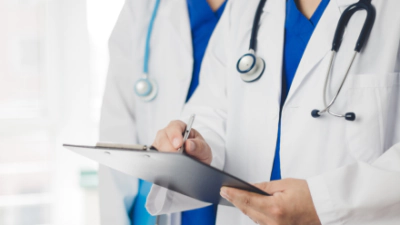 Gobierno condiciona aumento salarial a los médicos; deberán cumplir horarios
