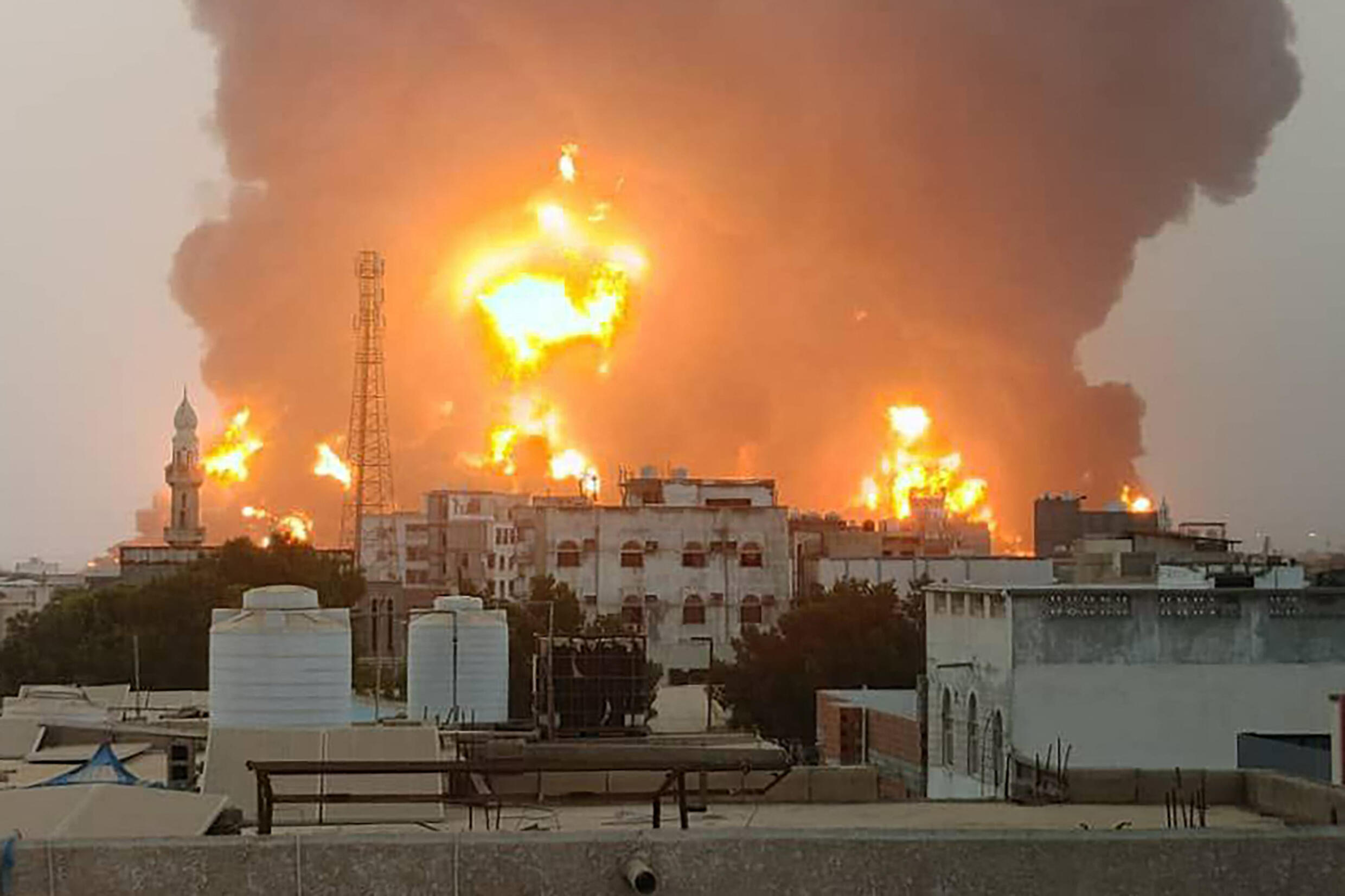 Ejército de Yemen condena los ataques de Israel y responsabiliza a los rebeldes hutíes