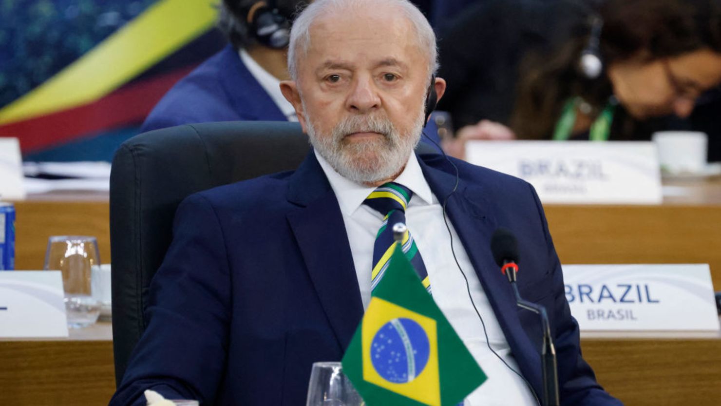 Lula pasa a cuidados semi intensivos y ya camina por el hospital