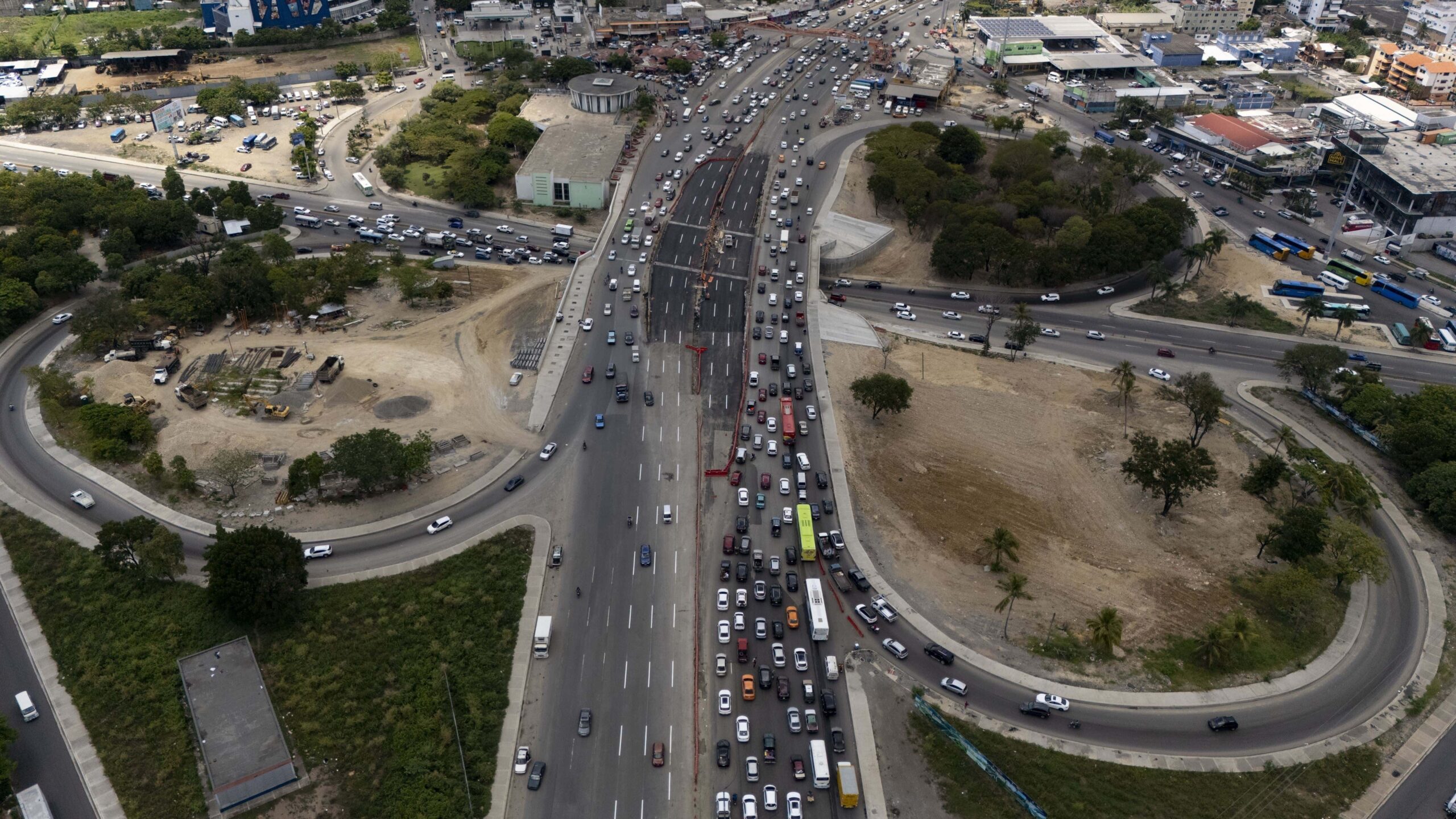 INTRANT: Por colocación de drenaje en el kilómetro 9 de la autopista Duarte, el tránsito "se tornará lento"