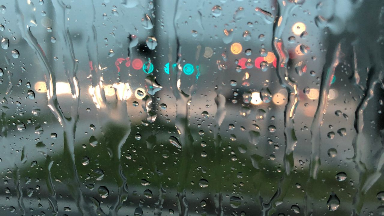 ¡Mantenga su paragua en mano! Vaguada y arrastre del viento producirán lluvias