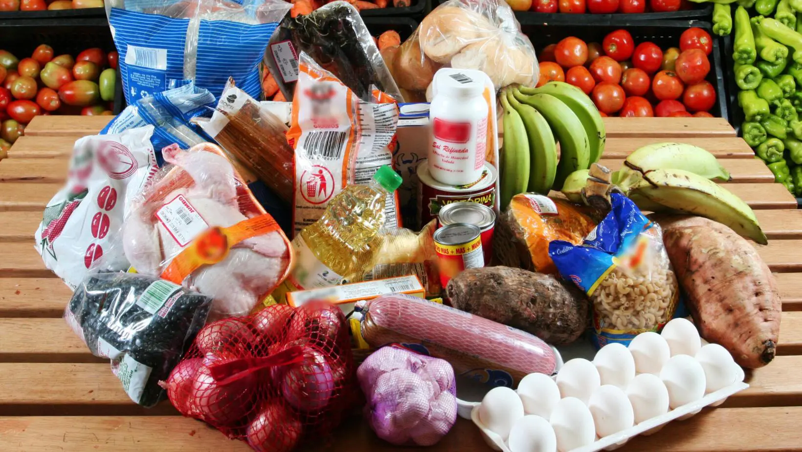Comerciantes y compradores insisten se registran alzas en productos de primera necesidad, pese a negación de Industria y Comercio