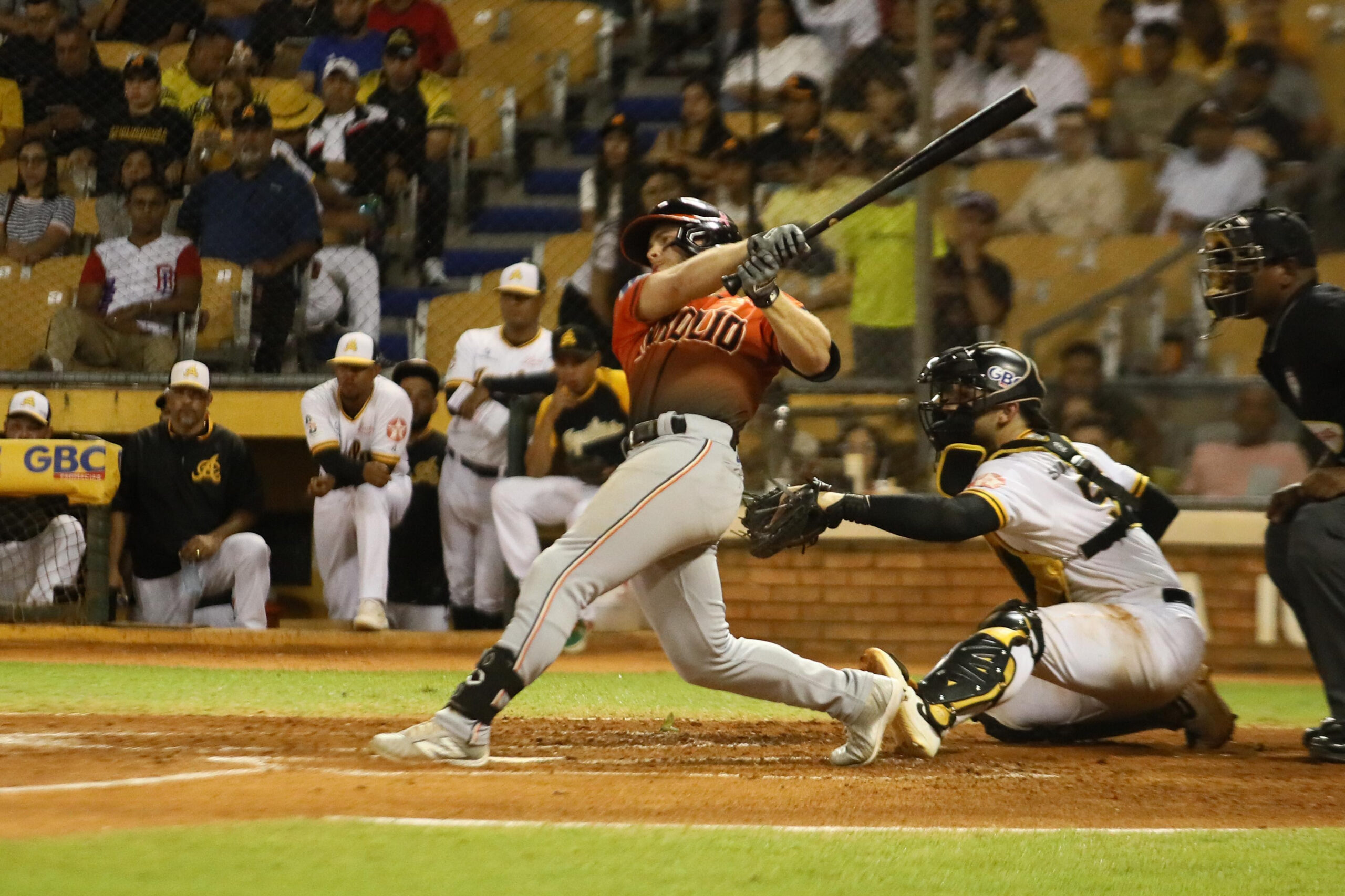 Barría, Lantigua y Rumfield guían triunfo de Toros en Santiago