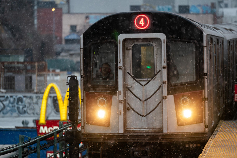 NY aumentará la presencia policial en el metro a partir del lunes
