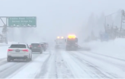 Tormenta invernal deja nevadas en el centro de EE.UU. e interrumpe miles de vuelos