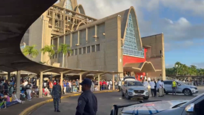 Feligreses amanecen este martes en la Basílica de Higüey