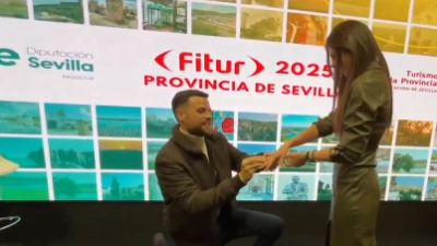 ¡No todo es turismo! Empresario le pide matrimonio a su novia en FITUR 2025