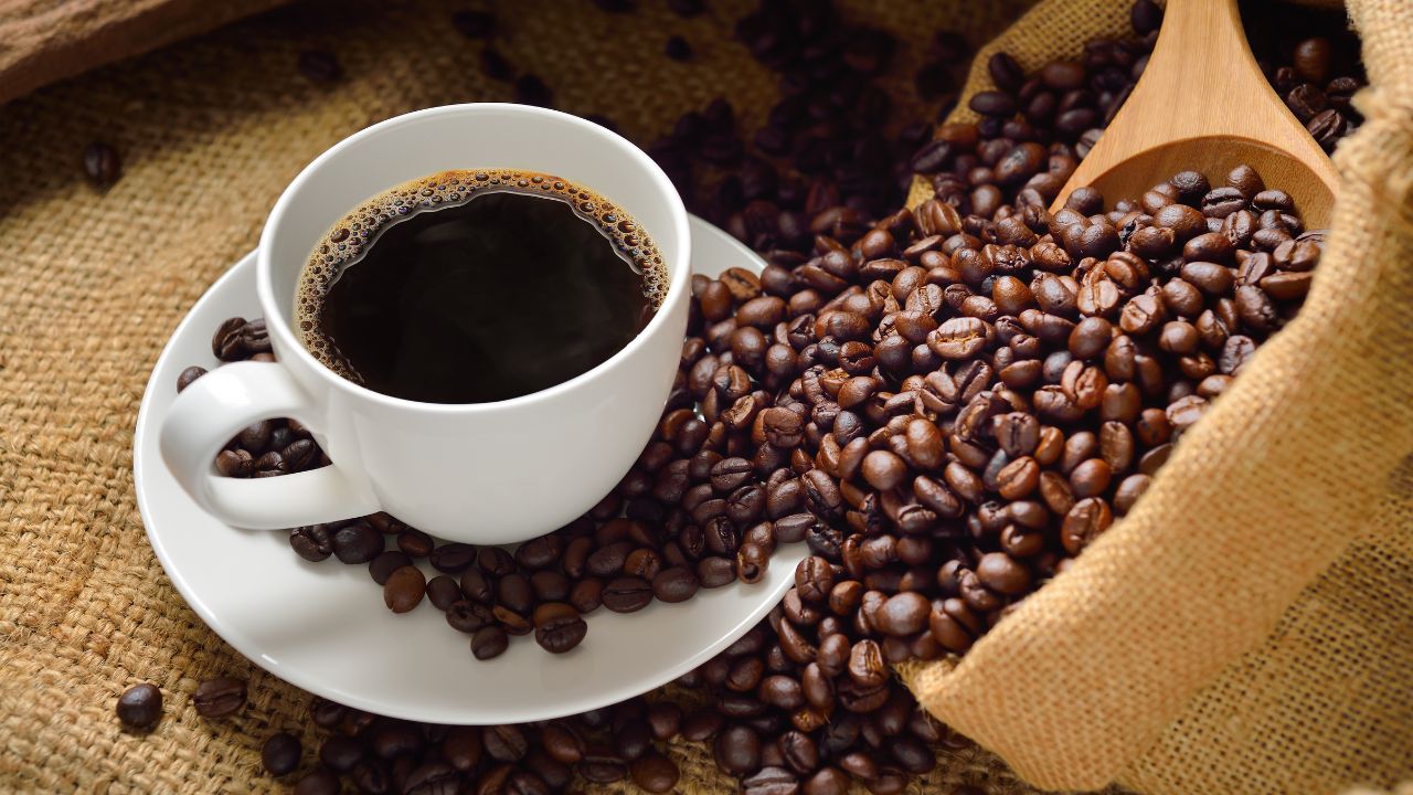 Beber café sin azúcar podría reducir el riesgo de Alzheimer, según un estudio
