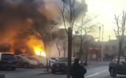Explota un camión con químicos en China