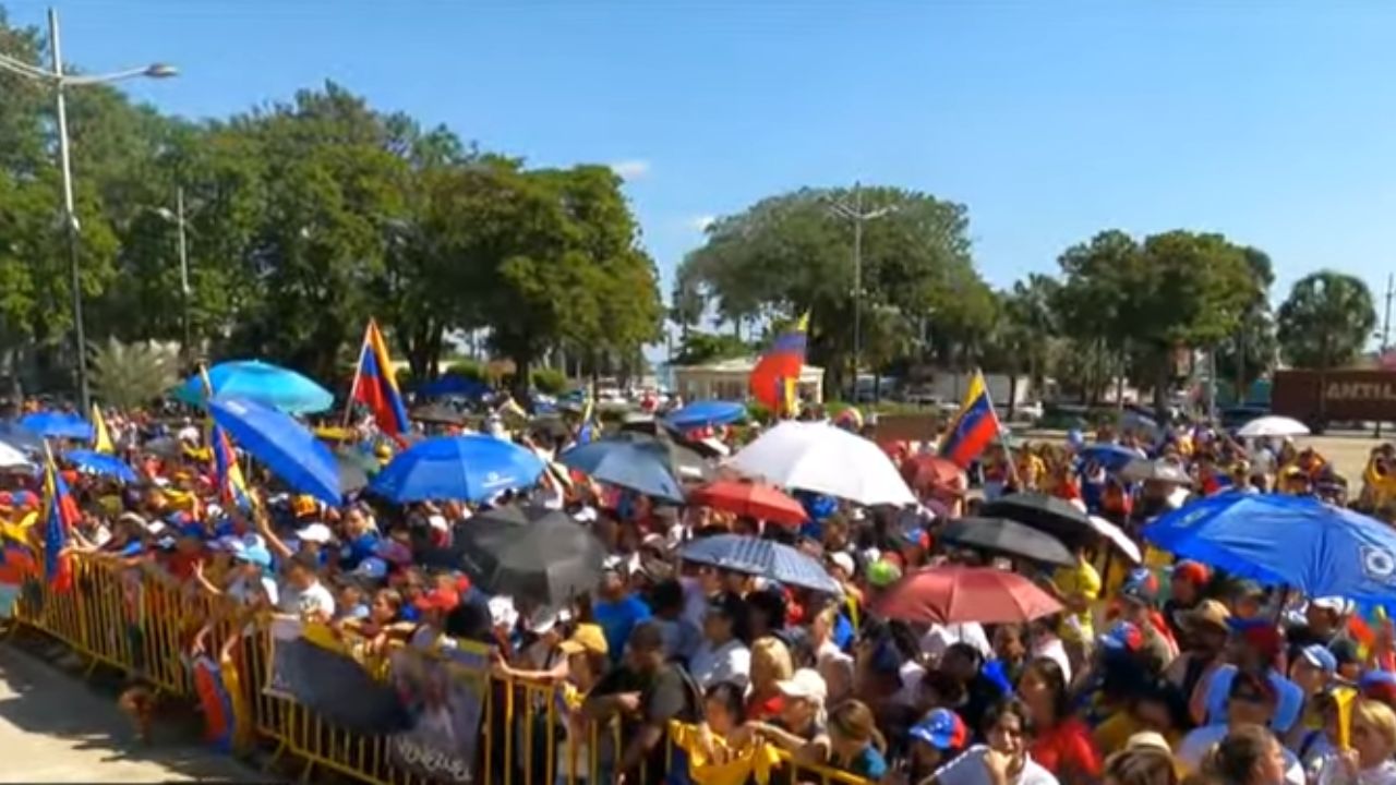Venezolanos se concentran en el Parque Eugenio María de Hostos en apoyo a Edmundo González Urrutia