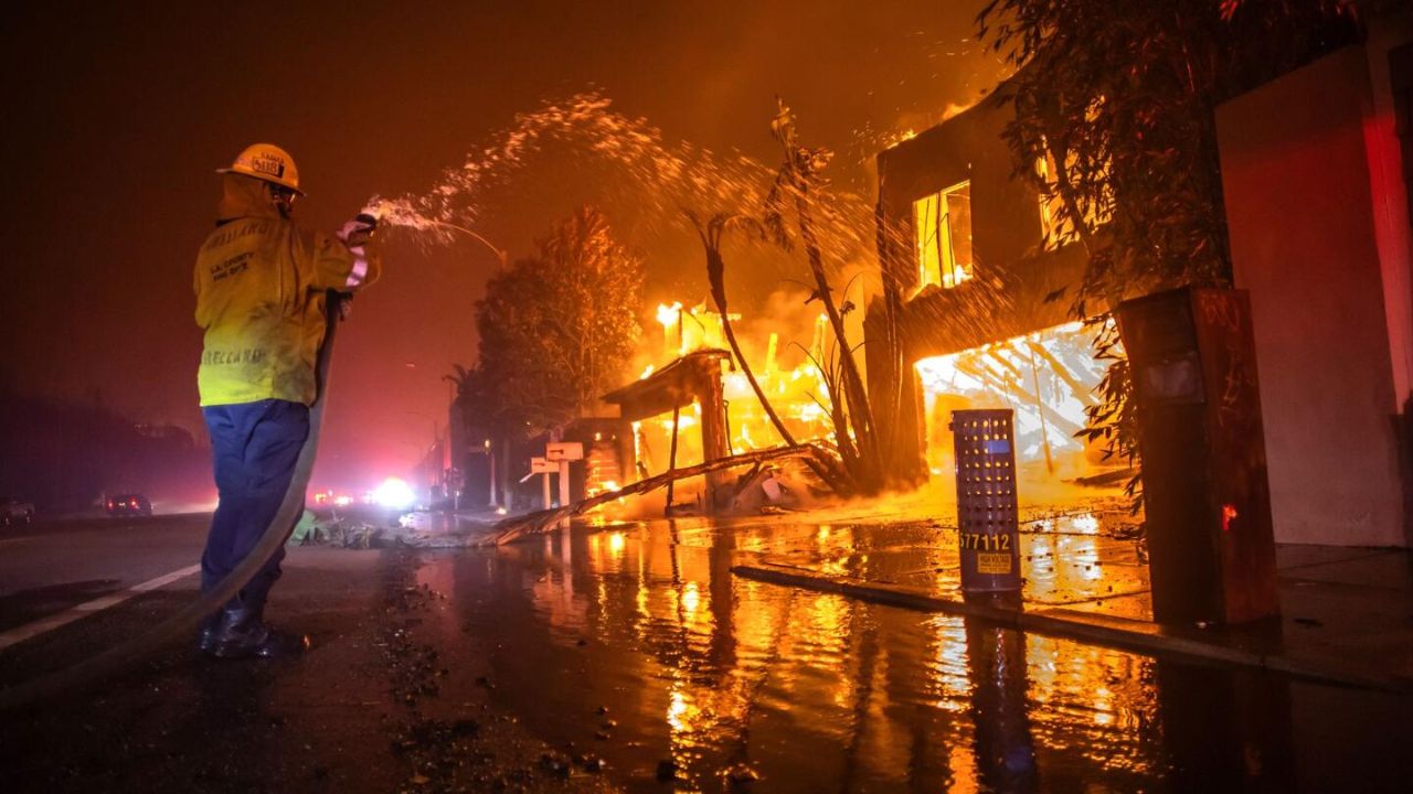 Sheriff de Los Ángeles compara la devastación del fuego con el impacto de una "bomba"