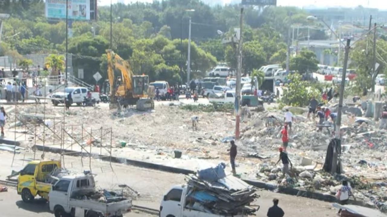 Vendedores sin rumbo tras demolición de negocios para ampliar vía en el Km 9