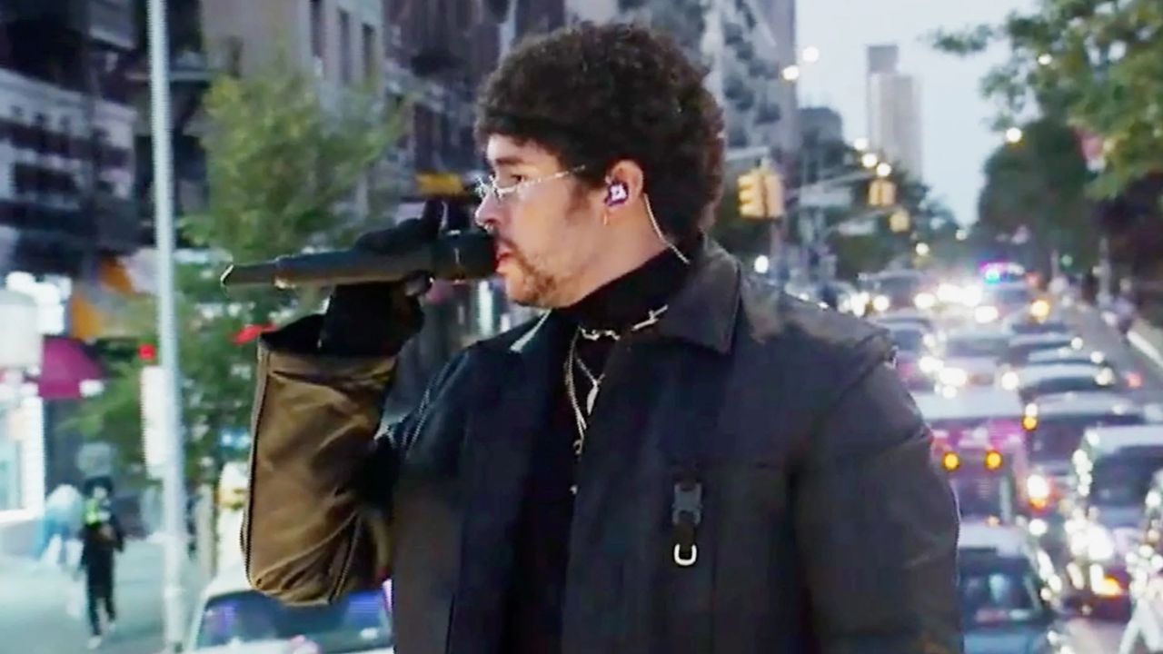 Bad Bunny sorprende a Nueva York con conciertos en el metro y en un club latino