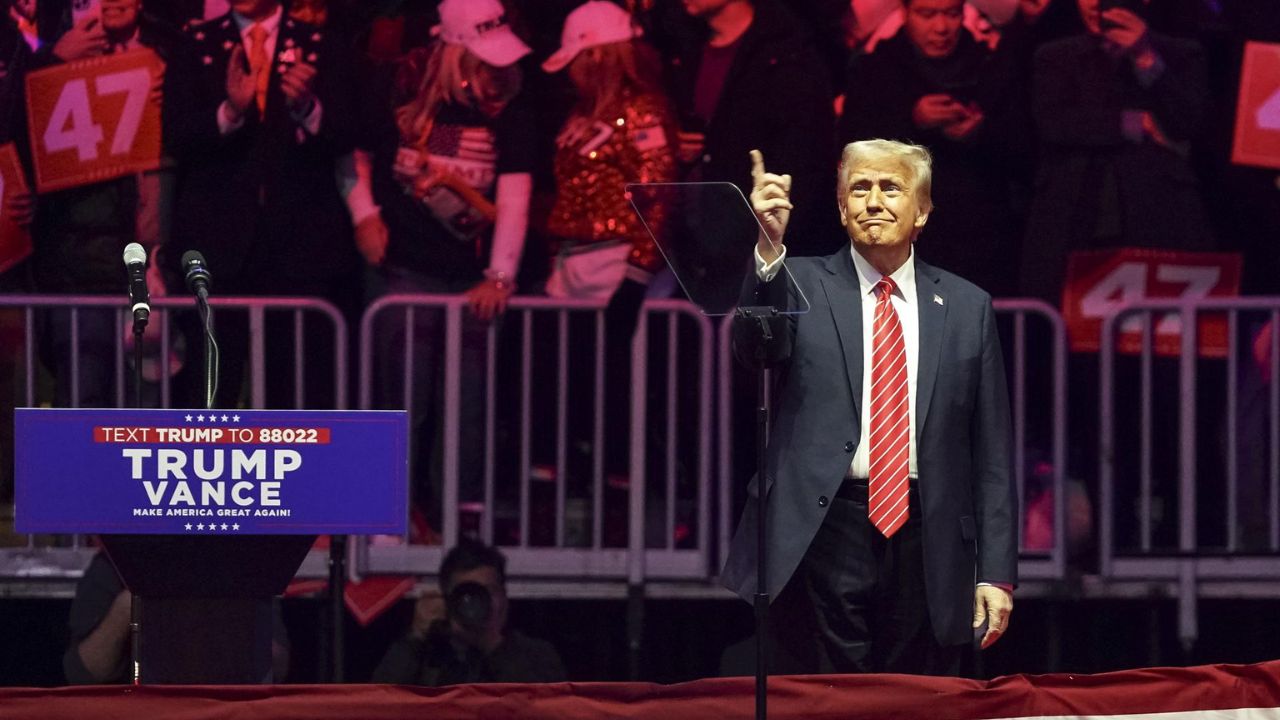 Mark Zuckerberg y Jeff Bezos acompañan a Donald Trump en la misa previa a su juramento