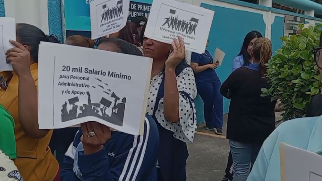 Protestan en hospital regional de Santiago en demanda de aumento salarial