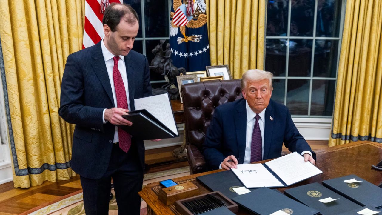 Un juez federal bloquea la orden de Trump de acabar con la ciudadanía por nacimiento